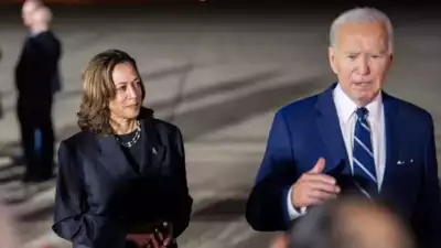 Mitarbeiter von Kamala Harris sagen Biden sei sowohl „unpopulaer als