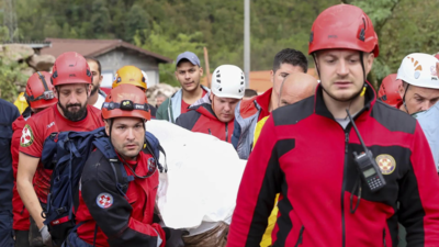 Nach verheerenden Ueberschwemmungen und Erdrutschen treffen internationale Rettungsteams in Bosnien