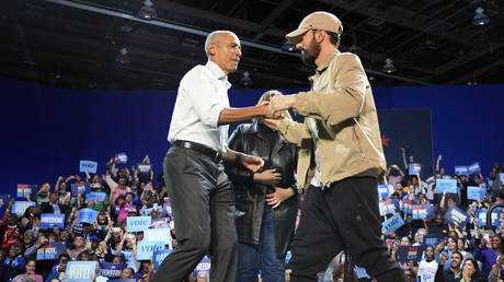 Obama ist „bereit Bomben abzuwerfen um Harris zu unterstuetzen VIDEO