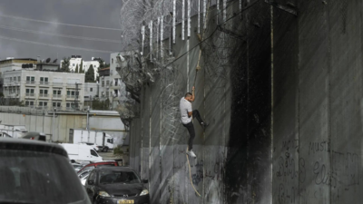 Palaestinenser im Westjordanland riskieren die israelische Sperrmauer zu ueberqueren um