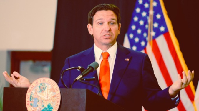 Ron DeSantis bedroht lokalen Fernsehsender wegen der Schaltung einer Werbung