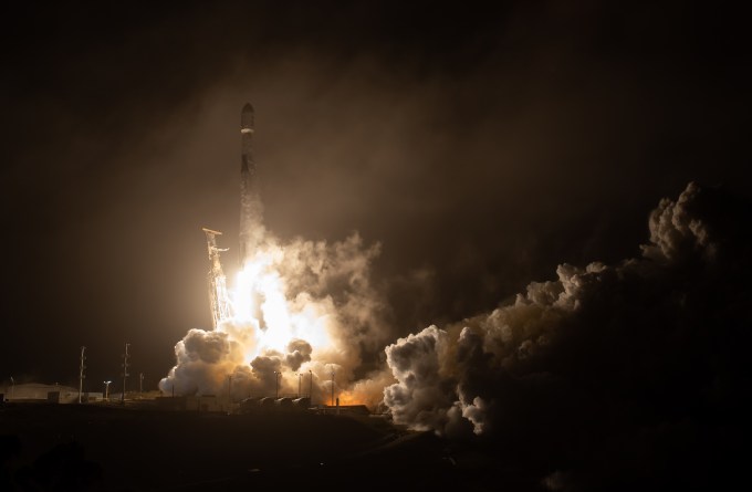 Die SpaceX Falcon 9-Rakete startet mit dem Raumschiff Double Asteroid Redirection Test (DART) an Bord.