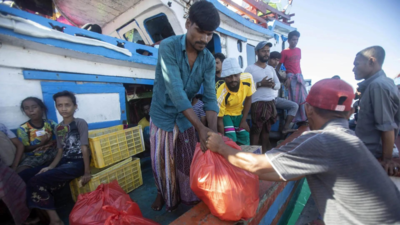 Ungefaehr 140 Rohingya Muslime auf einem Holzboot vor der Kueste Indonesiens