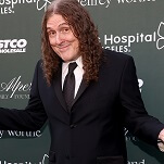 Weird Al stellt hier grosse Fragen zum Beispiel „Warum war