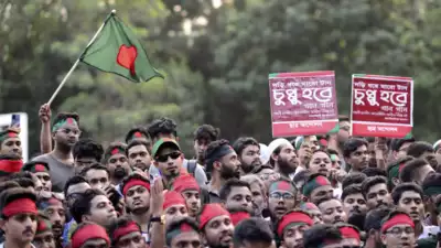 „Kumpel von Hasina Demonstranten aus Bangladesch belagern den Praesidentenpalast und