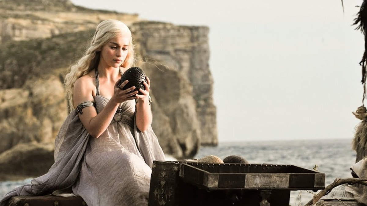 Daenerys Targaryen mit ihren Dracheneiern in Staffel 1 von Game of Thrones