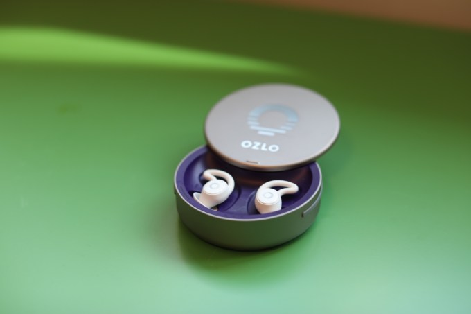 Ozlo Sleepbuds im Ladeetui