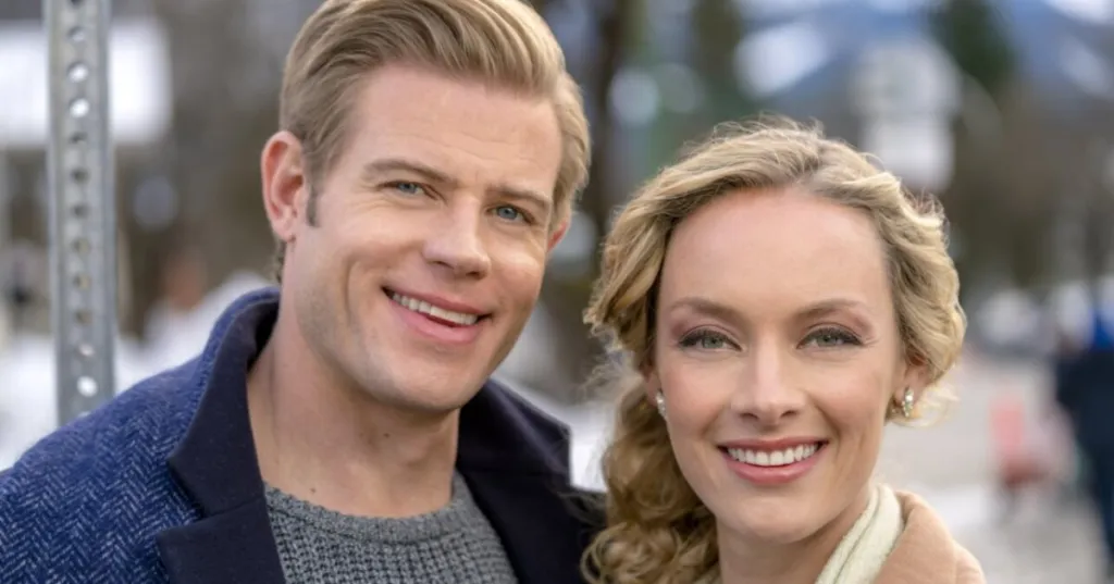 Trevor Donovan und Rachel Skarsten lächeln draußen