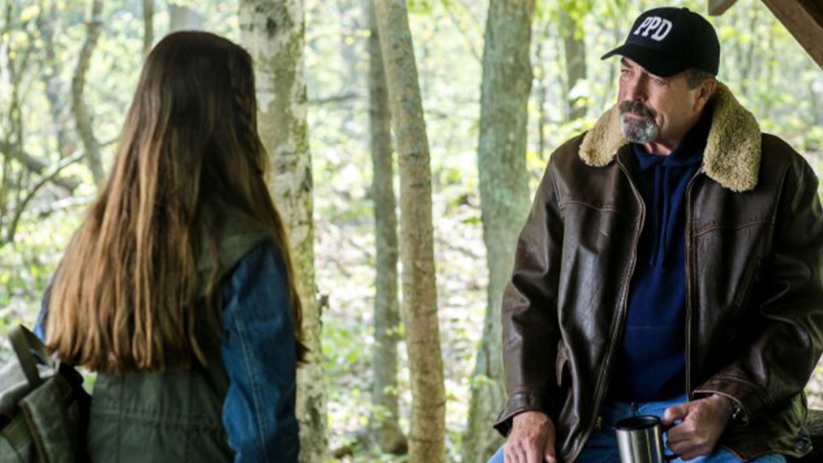 Jesse Stone spricht mit einer Frau im Wald