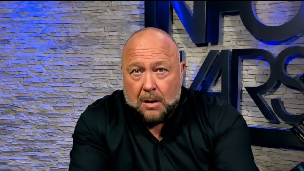 1732053539 78 Alex Jones kaempft gegen den InfoWars Kauf von The Onion