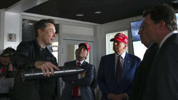 Der gewählte Präsident Donald Trump und die Abgeordneten hören zu, wie Elon Musk die Abläufe vor dem Start des sechsten Testflugs der SpaceX-Starship-Rakete am Dienstag erklärt (Bildnachweis: AP)