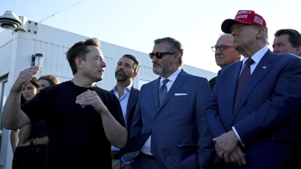 Elon Musk als Senator Ted Cruz, R-Texas, Mitte, hört zu, bevor er einer Besichtigung des Starts beiwohnt (Bildnachweis: AP)