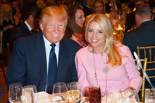 Pam Bondi mit Trump