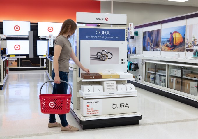 Frau schaut sich die Oura-Ausstellung bei Target an