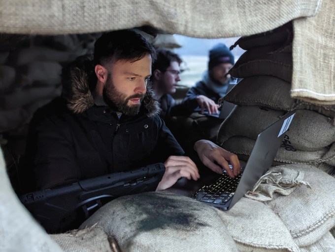 Mann am Laptop in einem Verteidigungsbunker