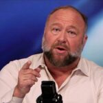 Alex Jones kaempft gegen den InfoWars Kauf von The Onion