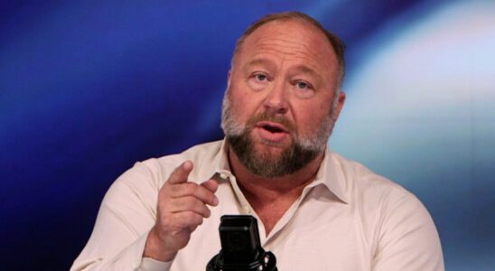 Alex Jones kaempft gegen den InfoWars Kauf von The Onion