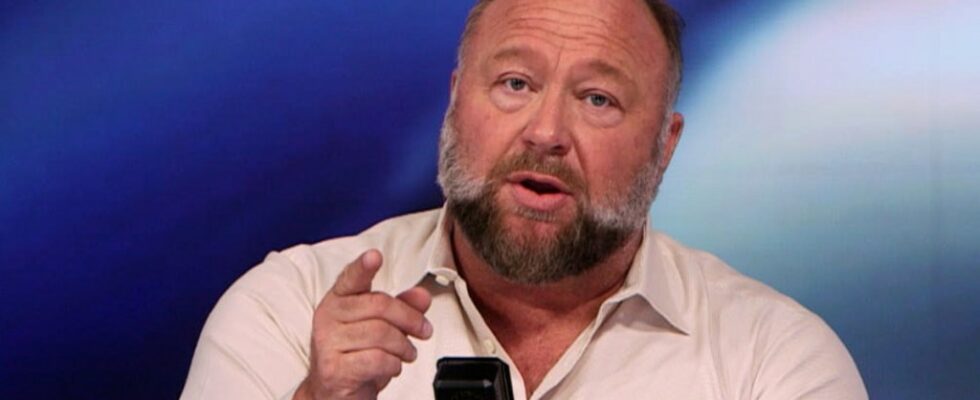 Alex Jones kaempft gegen den InfoWars Kauf von The Onion