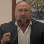 Alex Jones versteigert nach Insolvenz unter Traenen InfoWars Ausruestung