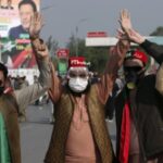 Anschauen Anhaenger des ehemaligen pakistanischen Premierministers Imran Khan protestieren an