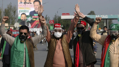 Anschauen Anhaenger des ehemaligen pakistanischen Premierministers Imran Khan protestieren an