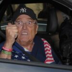 Beep Beep Der „bankrotte Rudy Giuliani faehrt mit dem Auto