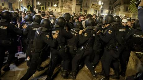 Bei Protesten gegen den Umgang mit Ueberschwemmungen in Spanien kommt