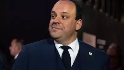 Boris Epshteyn Trumps Berater der am Esstisch mit Elon Musk