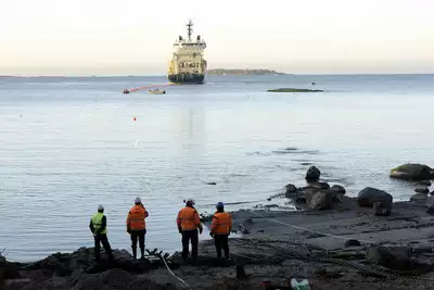 Chinesisches Schiff erregt Verdacht nachdem wichtige Ostseekabel beschaedigt wurden