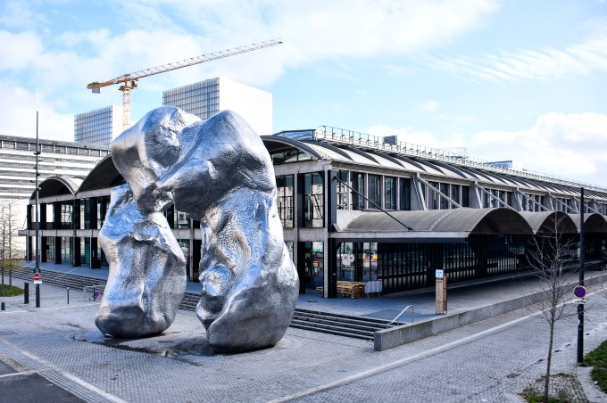 Skulptur "L'Arc" Der Schweizer Künstler Urs Fischer leitete den Start-up-Inkubator „Station F“ in einem alten Lagerhaus (Halle Freyssinet)