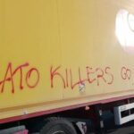 Demonstranten im NATO Land blockieren Lastwagen mit Waffen fuer Kiew VIDEOS