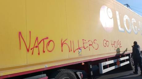 Demonstranten im NATO Land blockieren Lastwagen mit Waffen fuer Kiew VIDEOS