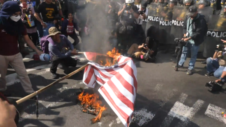 Demonstranten in Peru stossen mit der Polizei zusammen und verbrennen