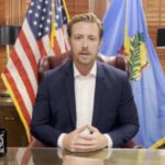 Der Superintendent von Oklahoma Ryan Walters wird wegen der Videopflicht