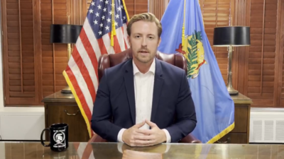 Der Superintendent von Oklahoma Ryan Walters wird wegen der Videopflicht