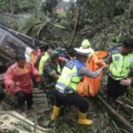 Durch Regen ausgeloester Erdrutsch auf der indonesischen Insel Sumatra toetet