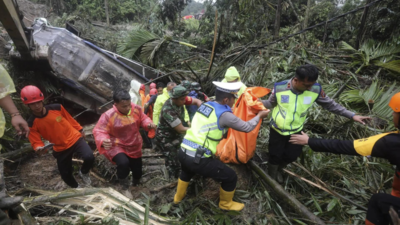 Durch Regen ausgeloester Erdrutsch auf der indonesischen Insel Sumatra toetet