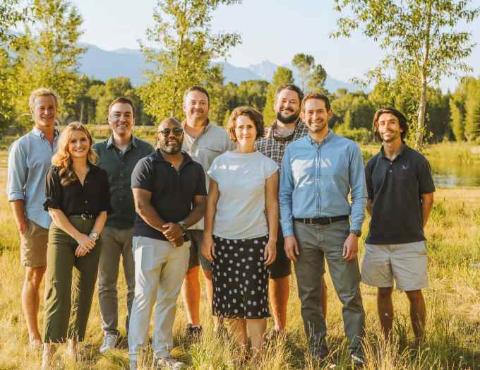 Das Team von Blue Bear Capital steht auf einem Feld.