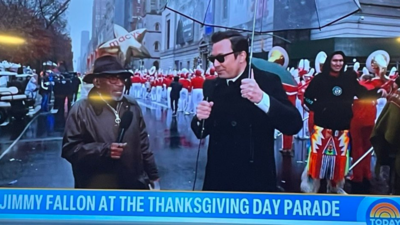 Jimmy Fallon lobte seine bizarre Modewahl bei Macys Thanksgiving Parade „Drinksgiving