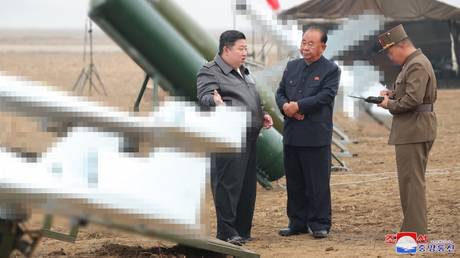 Kim Jong un ordnet Massenproduktion von Kamikaze Drohnen an FOTOS – World