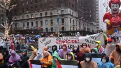 Macys Thanksgiving Parade Massenverhaftungen da antiisraelische Demonstranten die Route blockieren.j