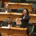 Neuseelands juengster Abgeordneter Maori Haka ruehrt das Parlament mit „Haka Aufruf