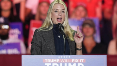 Pan Bondi News Hat Pam Bondi Jeffrey Epstein abrutschen lassen