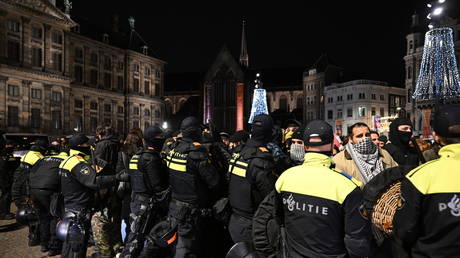 Pro palaestinensische Demonstranten stossen in Amsterdam mit der Polizei zusammen VIDEOS