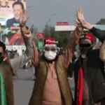 Proteste in Pakistan PTI Anhaenger marschieren weiter in Richtung Islamabad und