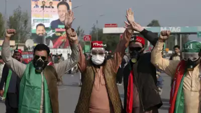 Proteste in Pakistan PTI Anhaenger marschieren weiter in Richtung Islamabad und