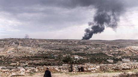 Russische Jets greifen Dschihadisten in der Naehe von Aleppo und