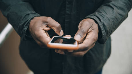 Schwarze Amerikaner berichten ueber Texte die ihnen mit „Sklaverei drohen