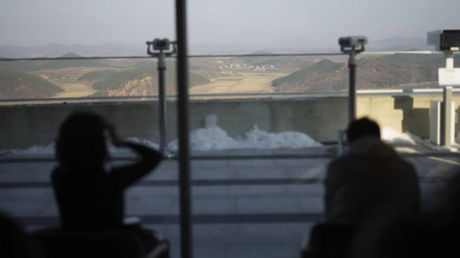 Starbucks eroeffnet Cafe mit Blick auf Nordkorea – World