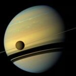 Titans Eiskruste Koennte Saturns groesster Mond Titan der Schluessel zum